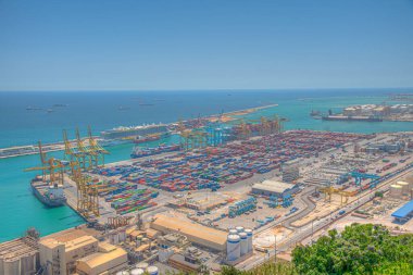 BARCELONA, İspanya, 28 Haziran 2019: İspanya 'nın Barcelona limanının havadan görünüşü