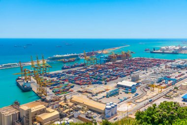 BARCELONA, İspanya, 28 Haziran 2019: İspanya 'nın Barcelona limanının havadan görünüşü