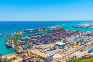 BARCELONA, İspanya, 28 Haziran 2019: İspanya 'nın Barcelona limanının havadan görünüşü