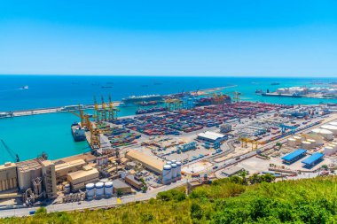 BARCELONA, İspanya, 28 Haziran 2019: İspanya 'nın Barcelona limanının havadan görünüşü