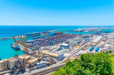 BARCELONA, İspanya, 28 Haziran 2019: İspanya 'nın Barcelona limanının havadan görünüşü