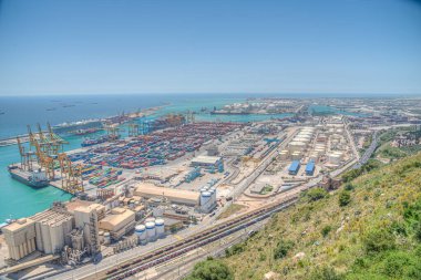 BARCELONA, İspanya, 28 Haziran 2019: İspanya 'nın Barcelona limanının havadan görünüşü