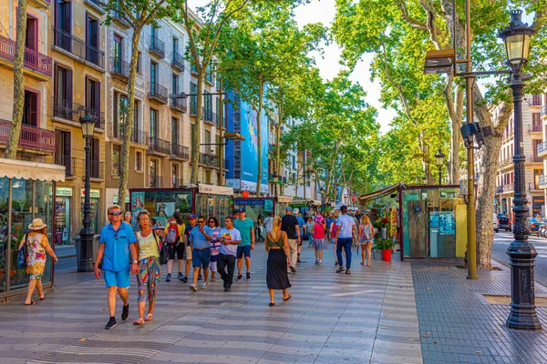 Барселона Іспанія Липня 2019 Люди Ходять Пішки Вулиці Рамбла Барселоні — стокове фото