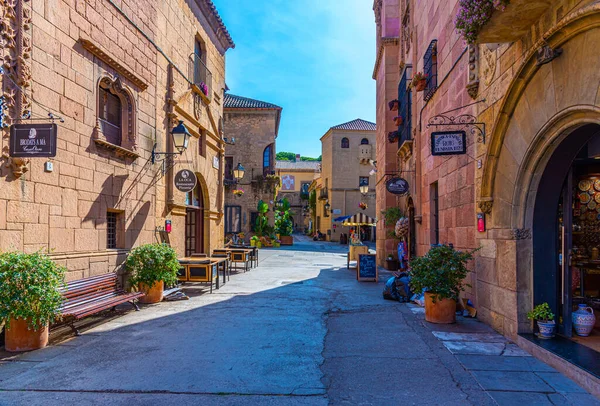 Barcelona Spanien Juni 2019 Utsikt Över Smal Gata Vid Poble — Stockfoto