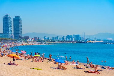 BARCELONA, İspanya, 28 Haziran 2019: Barcelona 'da Barceloneta plajı, arka planda ikiz kuleleri, İspanya