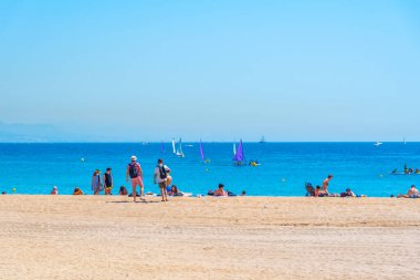 BARCELONA, İspanya, 28 Haziran 2019: İnsanlar Barcelona, İspanya 'da güneşli bir günün tadını çıkarıyorlar.