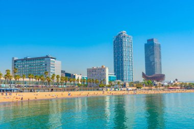 BARCELONA, İspanya, 28 Haziran 2019: Barcelona 'da Barceloneta plajı, arka planda ikiz kuleleri, İspanya