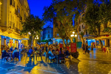 JEREZ DE LA FRONTERA, İSPA, 26 Haziran 2019: İspanya 'da gece boyunca Jerez de la Frontera' da insanlar sokakta geziniyor