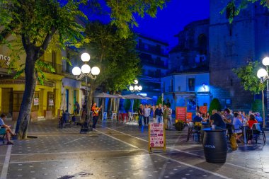 JEREZ DE LA FRONTERA, İSPA, 26 Haziran 2019: İspanya 'da gece boyunca Jerez de la Frontera' da insanlar sokakta geziniyor