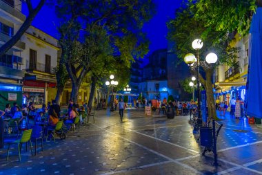 JEREZ DE LA FRONTERA, İSPA, 26 Haziran 2019: İspanya 'da gece boyunca Jerez de la Frontera' da insanlar sokakta geziniyor