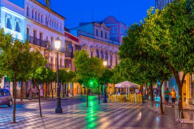 JEREZ DE LA FRONTERA, İSPA, 26 Haziran 2019: İspanya 'da gece boyunca Jerez de la Frontera' da insanlar sokakta geziniyor