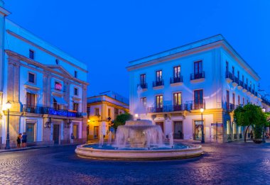 JEREZ DE LA FRONTERA, İSPA, 26 Haziran 2019: İspanya 'da gece boyunca Jerez de la Frontera' da insanlar sokakta geziniyor