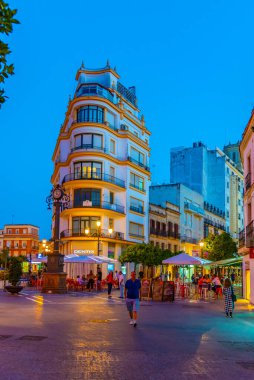 JEREZ DE LA FRONTERA, İSPA, 26 Haziran 2019: İspanya 'da gece boyunca Jerez de la Frontera' da insanlar sokakta geziniyor