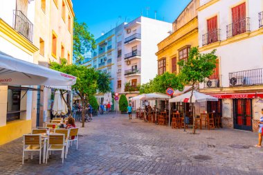 JEREZ DE LA FRONTERA, İSPAN, 26 Haziran 2019: İspanya 'da Jerez de la Frontera' da insanlar sokakta geziniyor