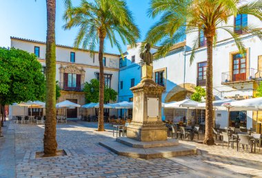 JEREZ DE LA FRONTERA, İSPAN, 26 Haziran 2019: İspanya 'da Jerez de la Frontera' da insanlar sokakta geziniyor