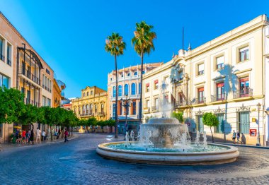 JEREZ DE LA FRONTERA, İSPAN, 26 Haziran 2019: İspanya 'da Jerez de la Frontera' da insanlar sokakta geziniyor