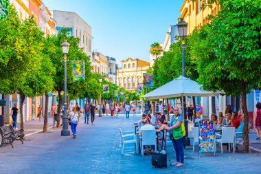 JEREZ DE LA FRONTERA, İSPAN, 26 Haziran 2019: İspanya 'da Jerez de la Frontera' da insanlar sokakta geziniyor