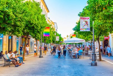 JEREZ DE LA FRONTERA, İSPAN, 26 Haziran 2019: İspanya 'da Jerez de la Frontera' da insanlar sokakta geziniyor