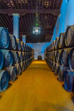 JEREZ DE LA FRONTERA, İspanya 'da Jerez de la Frontera, Tio Pepe Bodega' nın içinde şarap fıçıları