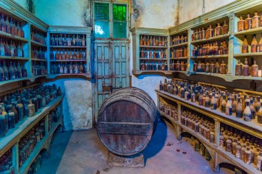 JEREZ DE LA FRONTERA, İspanya 'da Jerez de la Frontera, Tio Pepe Bodega' nın içinde şarap fıçıları