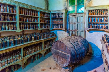 JEREZ DE LA FRONTERA, İspanya 'da Jerez de la Frontera, Tio Pepe Bodega' nın içinde şarap fıçıları
