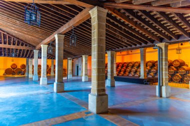 JEREZ DE LA FRONTERA, İspanya 'da Jerez de la Frontera, Tio Pepe Bodega' nın içinde şarap fıçıları