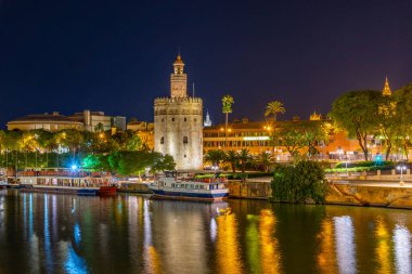 SEVILLA, İspanya, 25 Haziran 2019: Sevilla, İspanya 'da Torre del Oro' nun gece manzarası