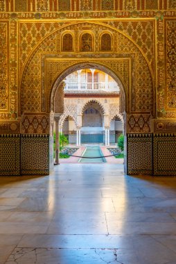 SEVILLA, SPAIN, 25 Haziran 2019: Patio de las Doncellas İspanya 'daki gerçek alcazar de Sevilla' da süslü kapıdan görüldü