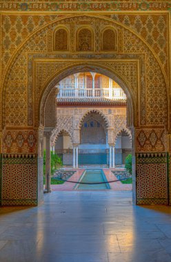 SEVILLA, SPAIN, 25 Haziran 2019: Patio de las Doncellas İspanya 'daki gerçek alcazar de Sevilla' da süslü kapıdan görüldü