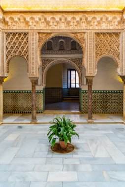 SEVILLA, İspanya, 25 Haziran 2019: İspanya 'da gerçek alcazar de Sevilla' da Patio de las Munecas