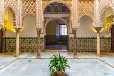 SEVILLA, İspanya, 25 Haziran 2019: İspanya 'da gerçek alcazar de Sevilla' da Patio de las Munecas