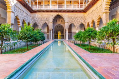 SEVILLA, SPAIN, 25 Haziran 2019: Mudejar sarayının içindeki Teras de las Doncellas İspanya 'daki gerçek alcazar de Sevilla