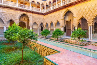 SEVILLA, SPAIN, 25 Haziran 2019: Mudejar sarayının içindeki Teras de las Doncellas İspanya 'daki gerçek alcazar de Sevilla