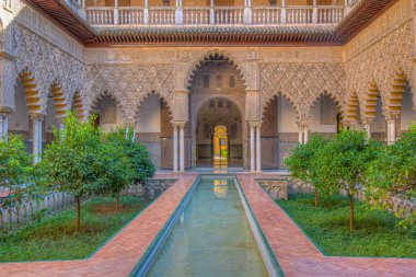 SEVILLA, SPAIN, 25 Haziran 2019: Mudejar sarayının içindeki Teras de las Doncellas İspanya 'daki gerçek alcazar de Sevilla