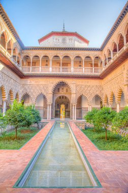SEVILLA, SPAIN, 25 Haziran 2019: Mudejar sarayının içindeki Teras de las Doncellas İspanya 'daki gerçek alcazar de Sevilla