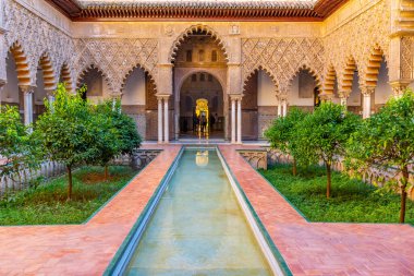 SEVILLA, SPAIN, 25 Haziran 2019: Mudejar sarayının içindeki Teras de las Doncellas İspanya 'daki gerçek alcazar de Sevilla