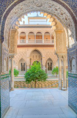 SEVILLA, SPAIN, 25 Haziran 2019: Patio de las Doncellas İspanya 'daki gerçek alcazar de Sevilla' da süslü kapıdan görüldü