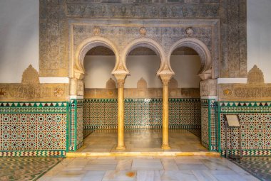 SEVILLA, SPAIN, 25 HAZİRAN 2019: İspanya 'daki gerçek alcazar de Sevilla' daki Mudejar sarayında oda