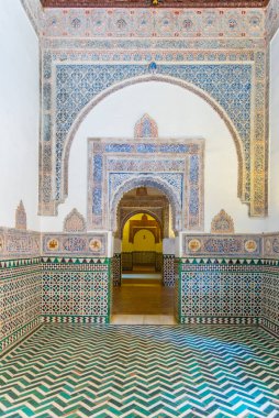 SEVILLA, SPAIN, 25 HAZİRAN 2019: İspanya 'daki gerçek alcazar de Sevilla' daki Mudejar sarayında oda