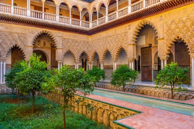 SEVILLA, SPAIN, 25 Haziran 2019: Mudejar sarayının içindeki Teras de las Doncellas İspanya 'daki gerçek alcazar de Sevilla