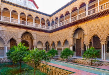 SEVILLA, SPAIN, 25 Haziran 2019: Mudejar sarayının içindeki Teras de las Doncellas İspanya 'daki gerçek alcazar de Sevilla