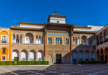 SEVILLA, İspanya, 25 Haziran 2019: İspanya 'da gerçek alcazar de Sevilla' da Patio de la Monteria