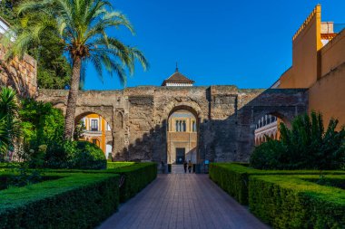 SEVILLA, İspanya, 25 Haziran 2019: İspanya 'daki gerçek alcazar de Sevilla' daki ana avluya giden yol