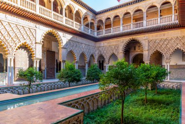 SEVILLA, SPAIN, 25 Haziran 2019: Mudejar sarayının içindeki Teras de las Doncellas İspanya 'daki gerçek alcazar de Sevilla