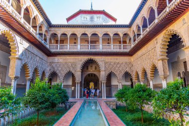 SEVILLA, SPAIN, 25 Haziran 2019: Mudejar sarayının içindeki Teras de las Doncellas İspanya 'daki gerçek alcazar de Sevilla