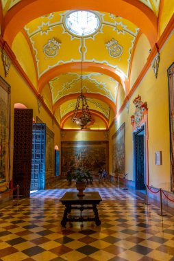 SEVILLA, İspanya, 25 HAZİRAN 2019 İspanya 'daki gerçek Alcazar de Sevilla' daki duvar halısı odası