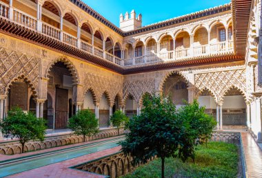 SEVILLA, SPAIN, 25 Haziran 2019: Mudejar sarayının içindeki Teras de las Doncellas İspanya 'daki gerçek alcazar de Sevilla