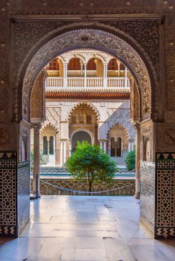 SEVILLA, SPAIN, 25 Haziran 2019: Patio de las Doncellas İspanya 'daki gerçek alcazar de Sevilla' da süslü kapıdan görüldü
