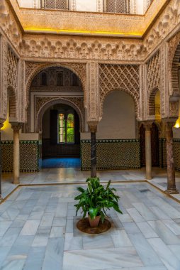 SEVILLA, İspanya, 25 Haziran 2019: İspanya 'da gerçek alcazar de Sevilla' da Patio de las Munecas