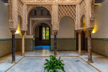 SEVILLA, İspanya, 25 Haziran 2019: İspanya 'da gerçek alcazar de Sevilla' da Patio de las Munecas
